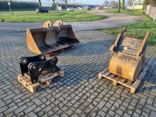 Caterpillar quick coupler + buckets