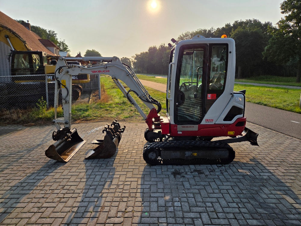 Takeuchi TB225
