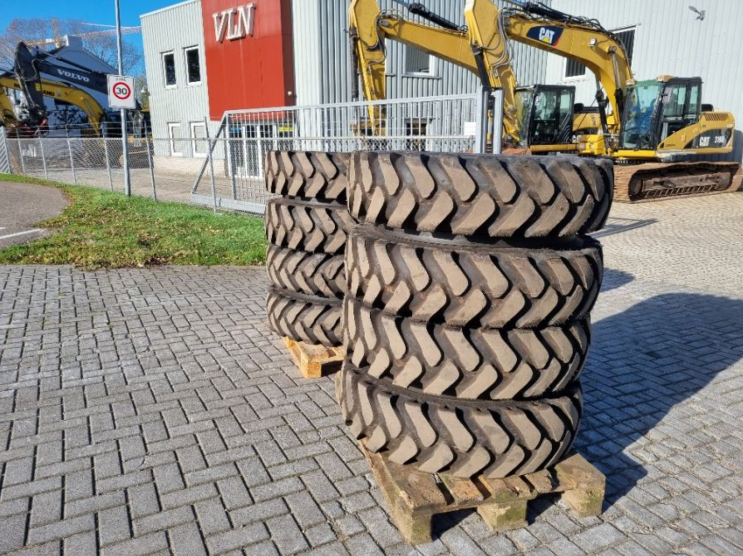 New Kumho 10.00 x 20